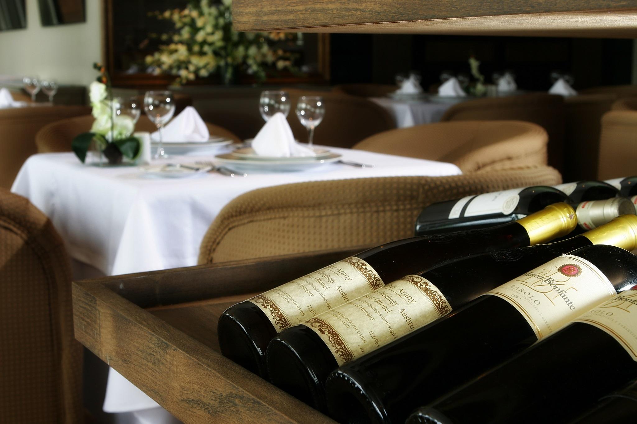 Marina Park Hotel Fortaleza  Luaran gambar Wine bottles in a wine rack